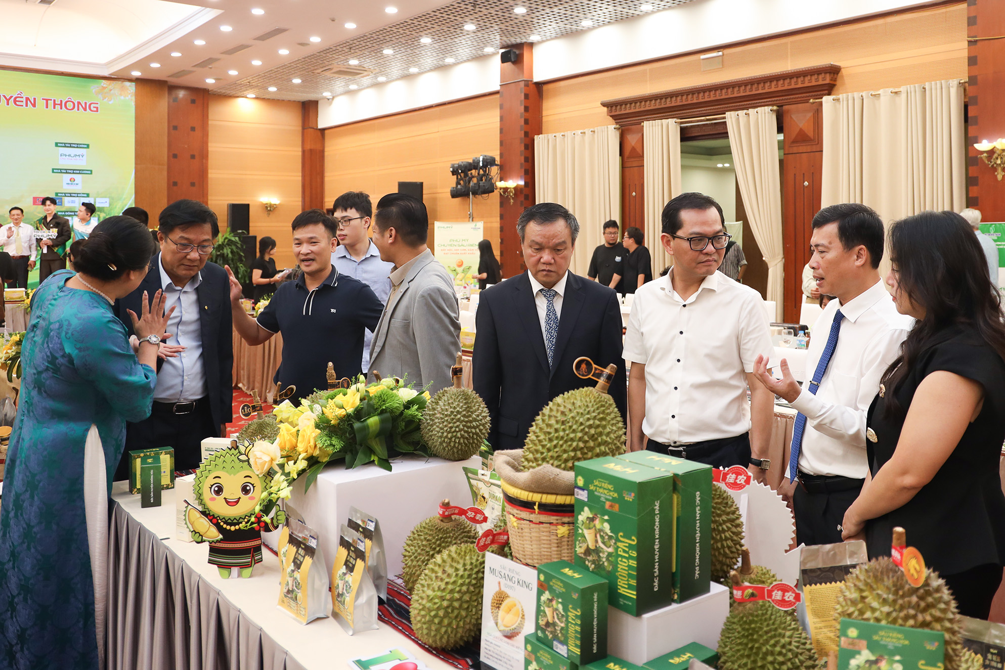 Đại biểu, khách mời tham quan khu vực trưng bày sản phẩm Sầu riêng của tỉnh Đắk Lắk